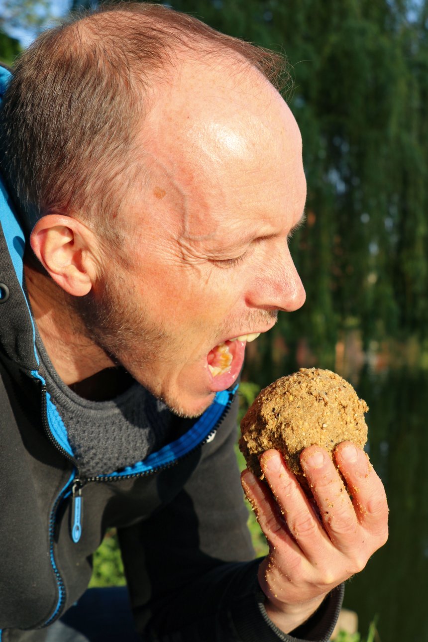 Le gâteau confère un pouvoir collant idéal et une odeur irrésistible. Olivier a bien du mal à résister !