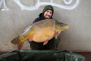 Pêche itinérante d'automne en fleuve urbain