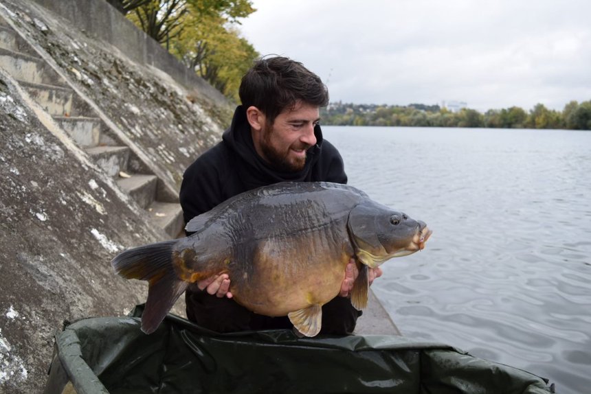 Pêche itinérante d'automne en fleuve urbain