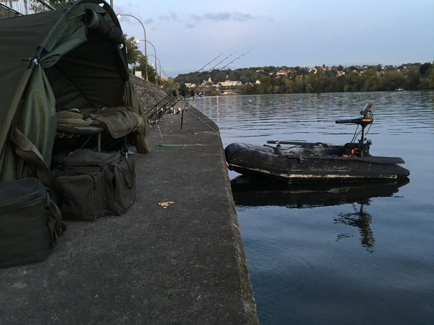 Pêche itinérante d'automne en fleuve urbain