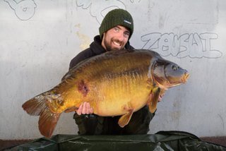 Pêche itinérante d'automne en fleuve urbain