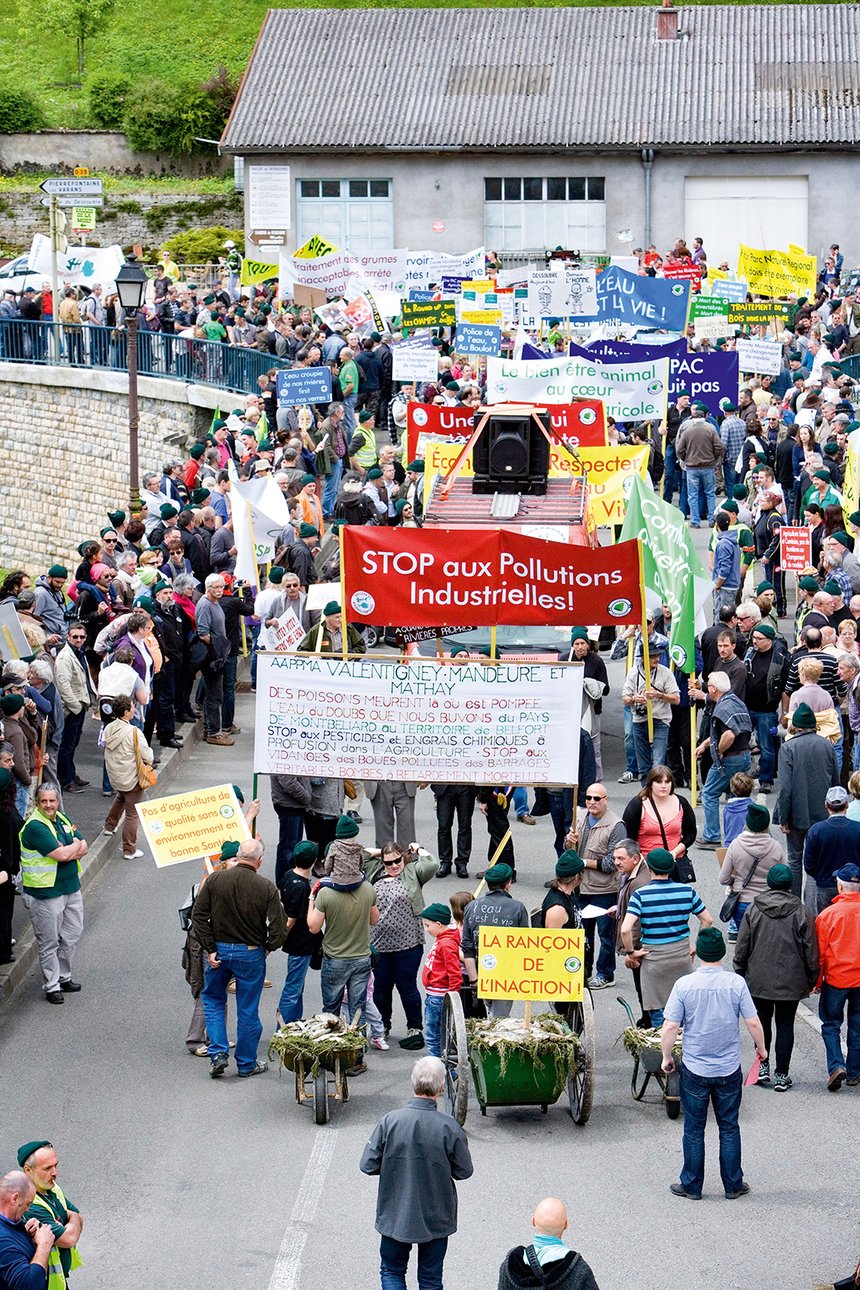 Manifestation contre les pollutions des rivieres comtoises