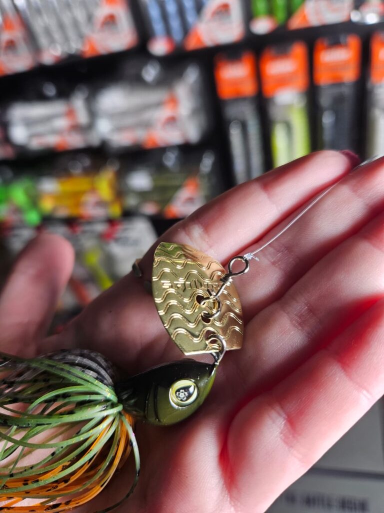 Voici comment s’attache un chatterbait. Attention à l’attacher dans le bon sens !