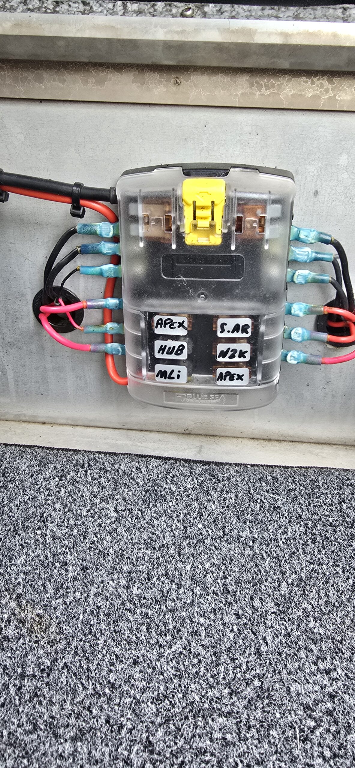 L'alimentation de la sonde Megalive2 passe par un bornier Blue-C avec protection fusible pour chaque appareil. Les appareils demandant un ampérage important conservent un câble de grosse section.