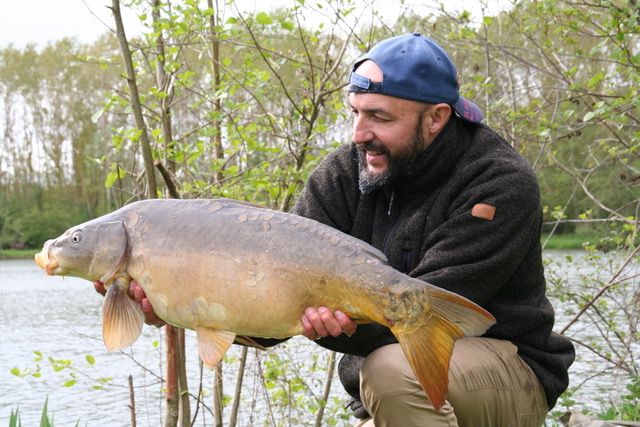 Bertrand Guilbert présente une carpe prise lors d’une courte session de pêche sur un petit étang d’Eure-et-Loir