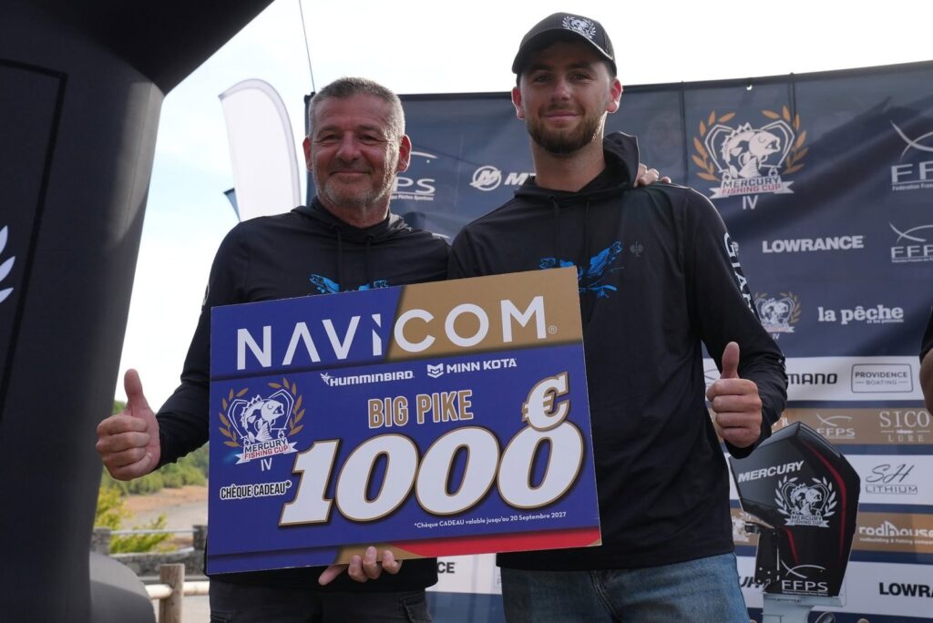 Remise du prix Big Pike Navicom à la team Courte lors de la Mercury Fishing Cup IV