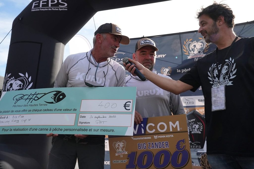 Remise du prix Big Zander pour le sandre de 71 cm de la Mercury Fishing Cup IV