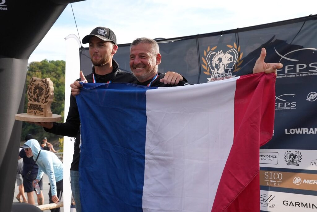 Les champions de France 2026 de la Mercury Fishing Cup IV brandissent le drapeau français
