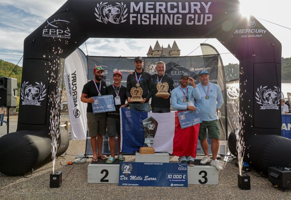 Podium final de la Mercury Fishing Cup IV 2026 sous l'arche Mercury au lac de Bort-les-Orgues