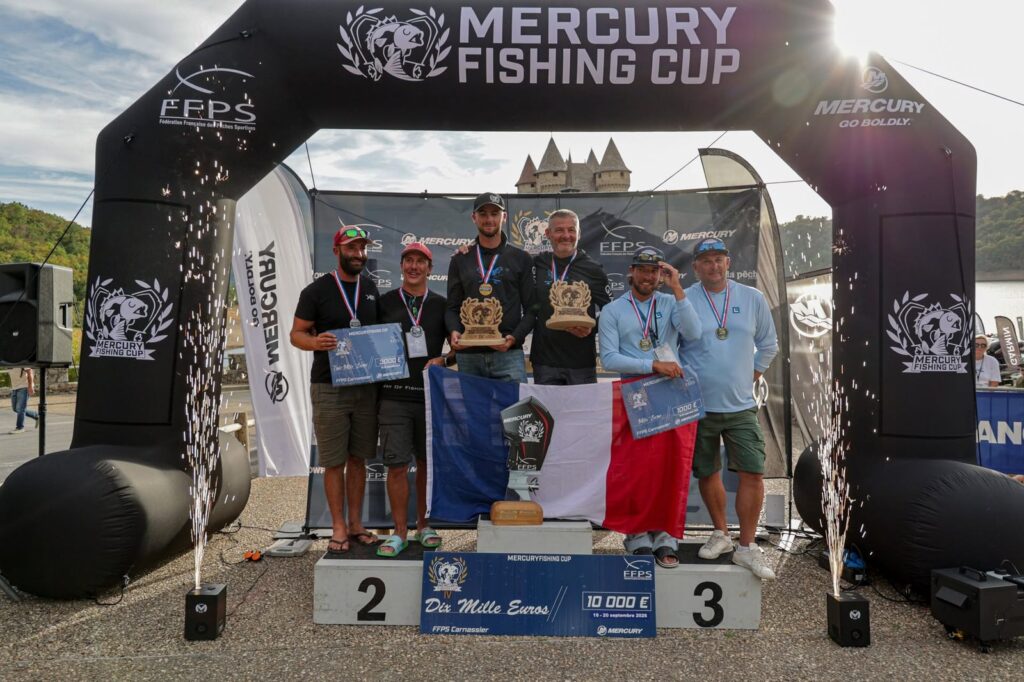 Podium final de la Mercury Fishing Cup IV 2026 sous l'arche Mercury au lac de Bort-les-Orgues