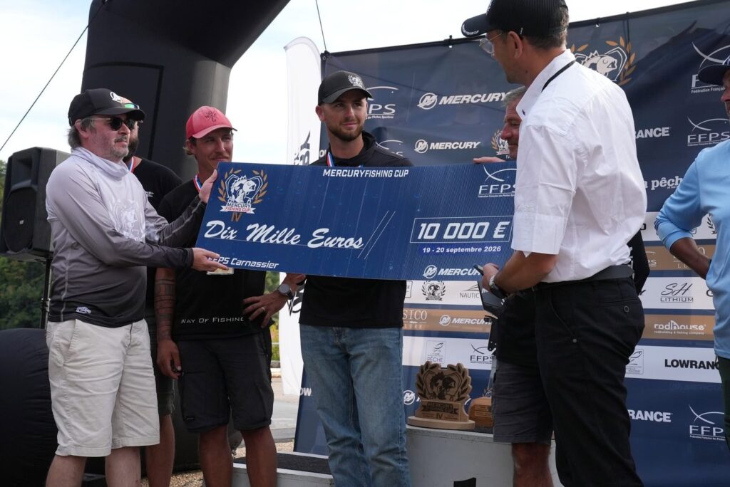 Remise du chèque de 10 000 euros aux vainqueurs de la Mercury Fishing Cup IV