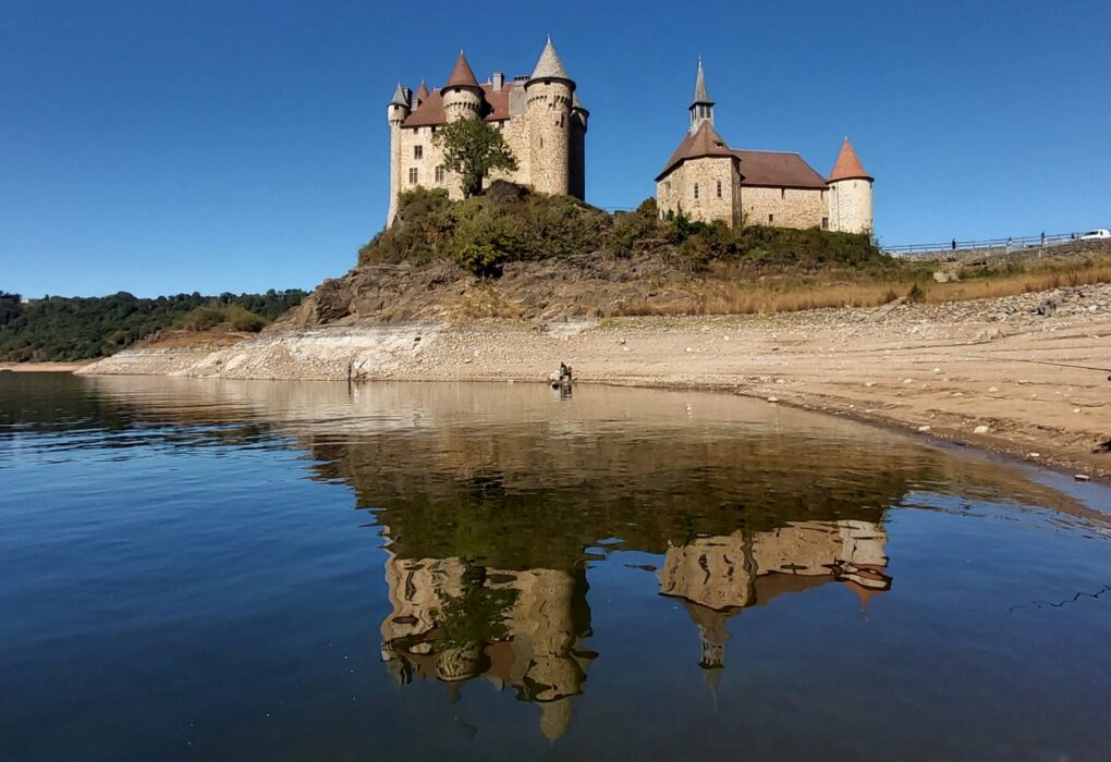 Le château de Val en toile de fond de la manche du matin. © FDAAPPMA 19