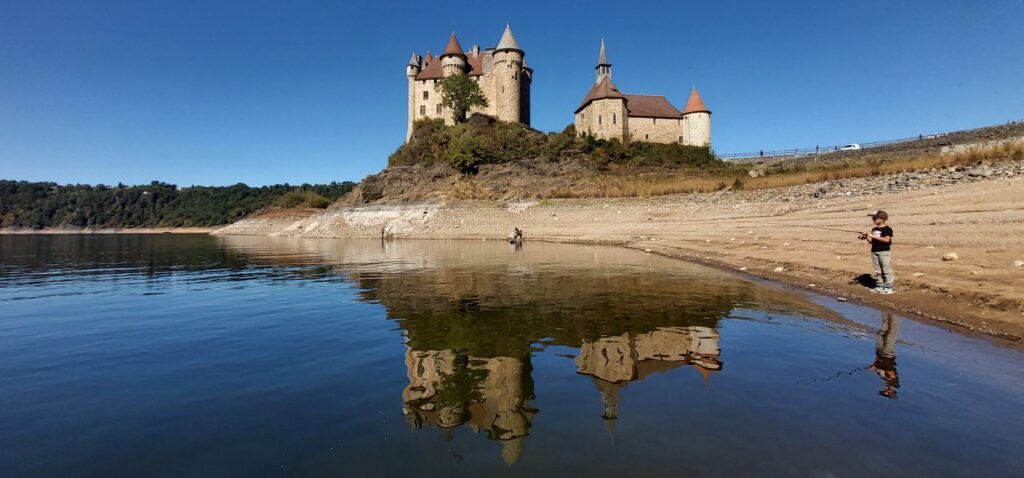 Le château de Val en toile de fond de la manche du matin. © FDAAPPMA 19