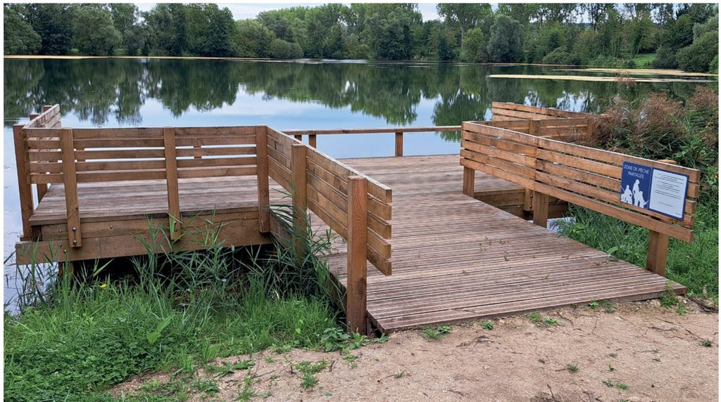 Poste de pêche partagé en bois sur un plan d'eau fédéral du Canivet à Pommiers, près de Soissons dans l'Aisne