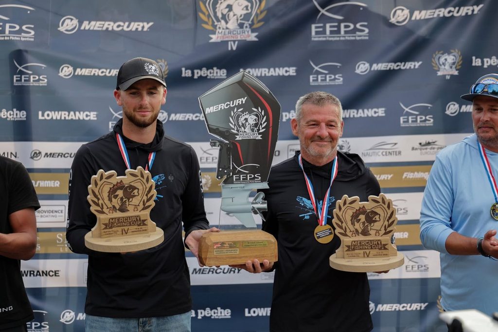 William et Philippe Courte, champions de France de pêche des carnassiers en bateau 2026, trophées en main