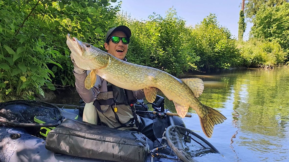 Timothy Ducrot en float tube tenant un grand brochet pris au crankbait