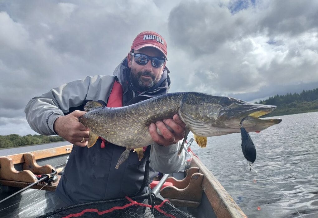 Arnaud Brière tenant un brochet pris en burn-it au crankbait sur un lac irlandais