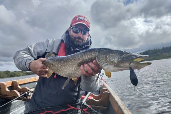 Arnaud Brière tenant un brochet pris en burn-it au crankbait sur un lac irlandais