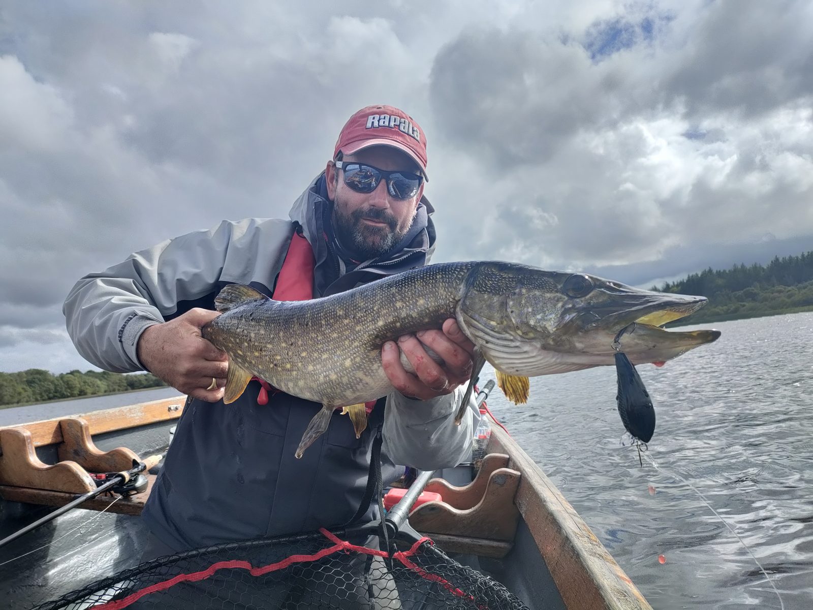 Arnaud Brière tenant un brochet pris en burn-it au crankbait sur un lac irlandais
