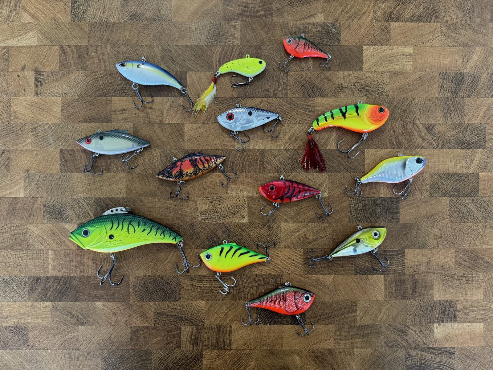 Sélection de lipless crankbaits en coloris naturels, fire tiger et rouge écrevisse