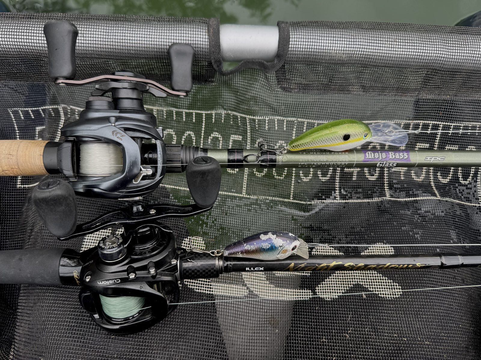Deux combos casting pour le crankbait, une canne en fibre de verre et une canne composite