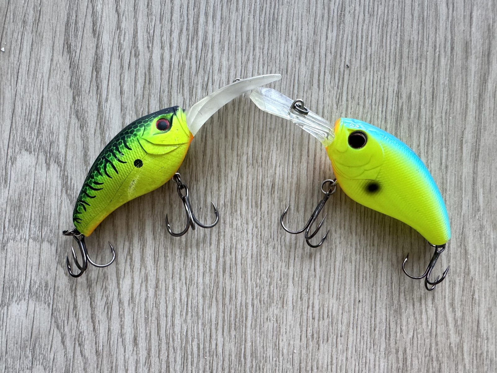 Deux crankbaits identiques, l’un avec des triples plus forts, l’autre avec ses hameçons d’origine