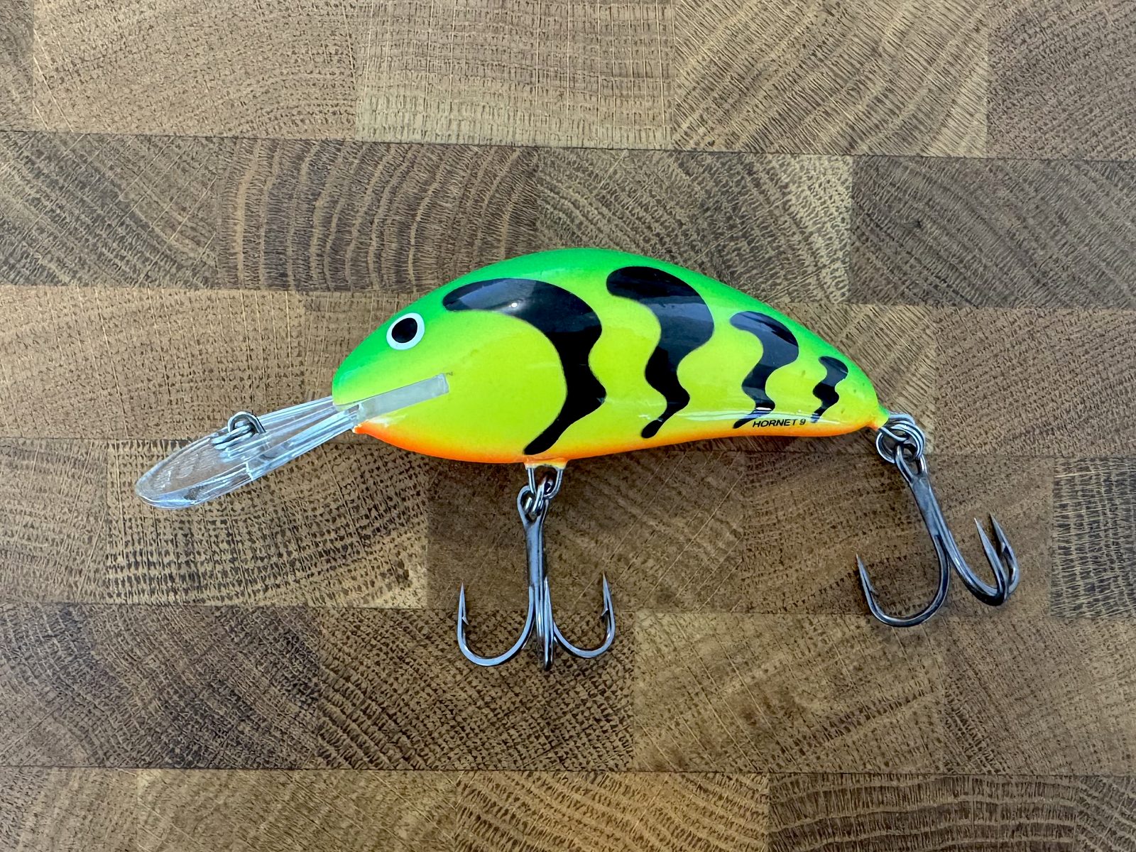 Crankbait Hornet 9 de Salmo en coloris fire tiger, pour la pêche du silure