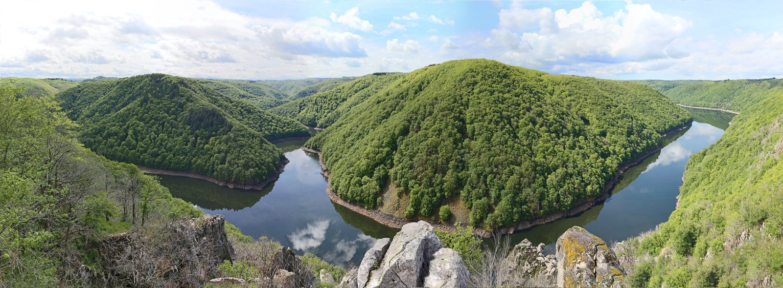 Vue panoramique des gorges de la Dordogne et de la retenue du barrage de l'Aigle en Corrèze