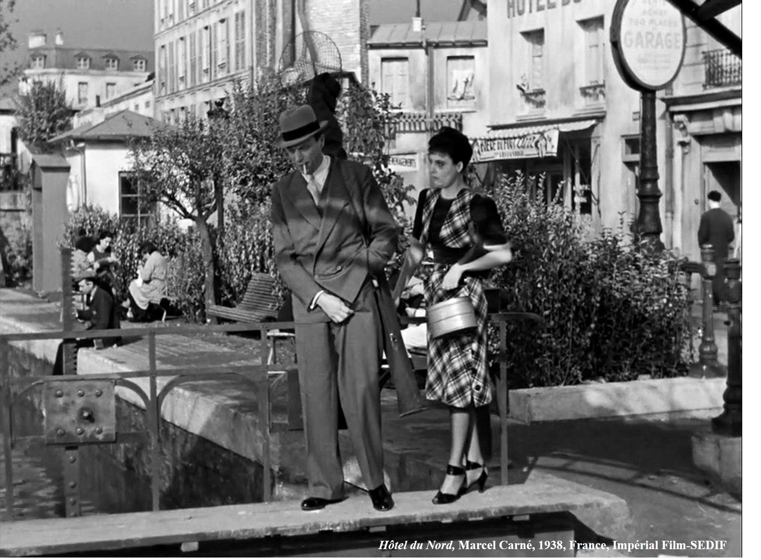 Louis Jouvet, fourreau de canne en bandoulière, et Arletty sur une écluse du canal Saint-Martin dans Hôtel du Nord