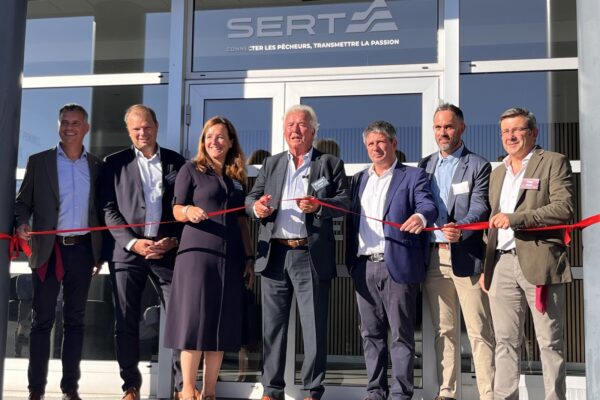 Coupe du ruban devant les nouveaux locaux de la SERT par la direction de la SERT et du Groupe Rivolier