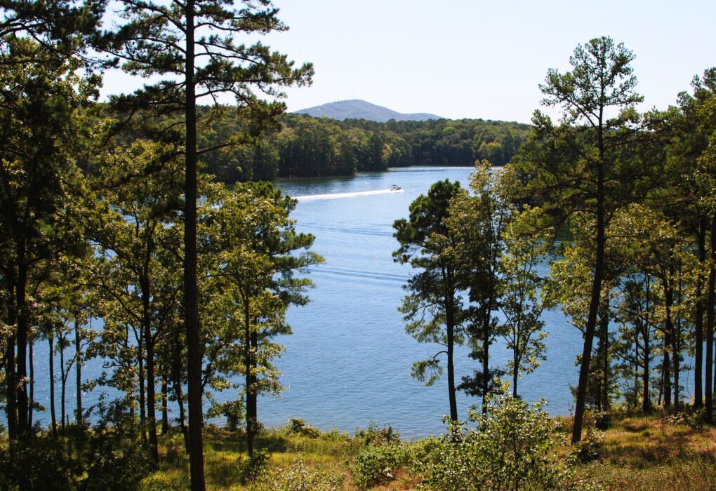le lac Hamilton à Hot Springs, Arkansas, théâtre du Championnat du monde de black-bass 2026