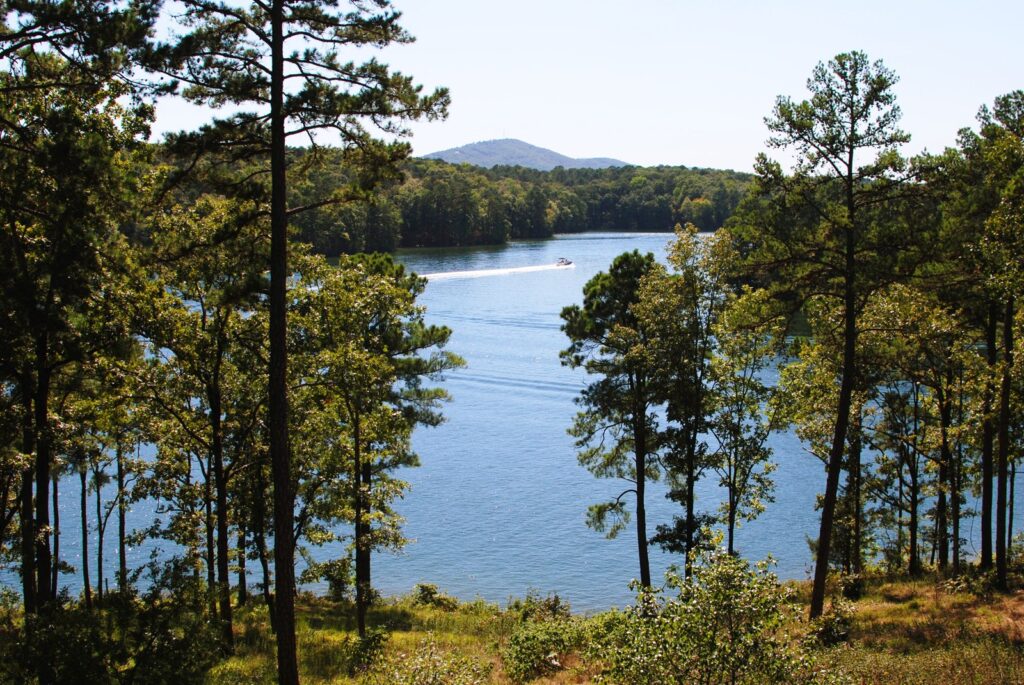 le lac Hamilton à Hot Springs, Arkansas, théâtre du Championnat du monde de black-bass 2026