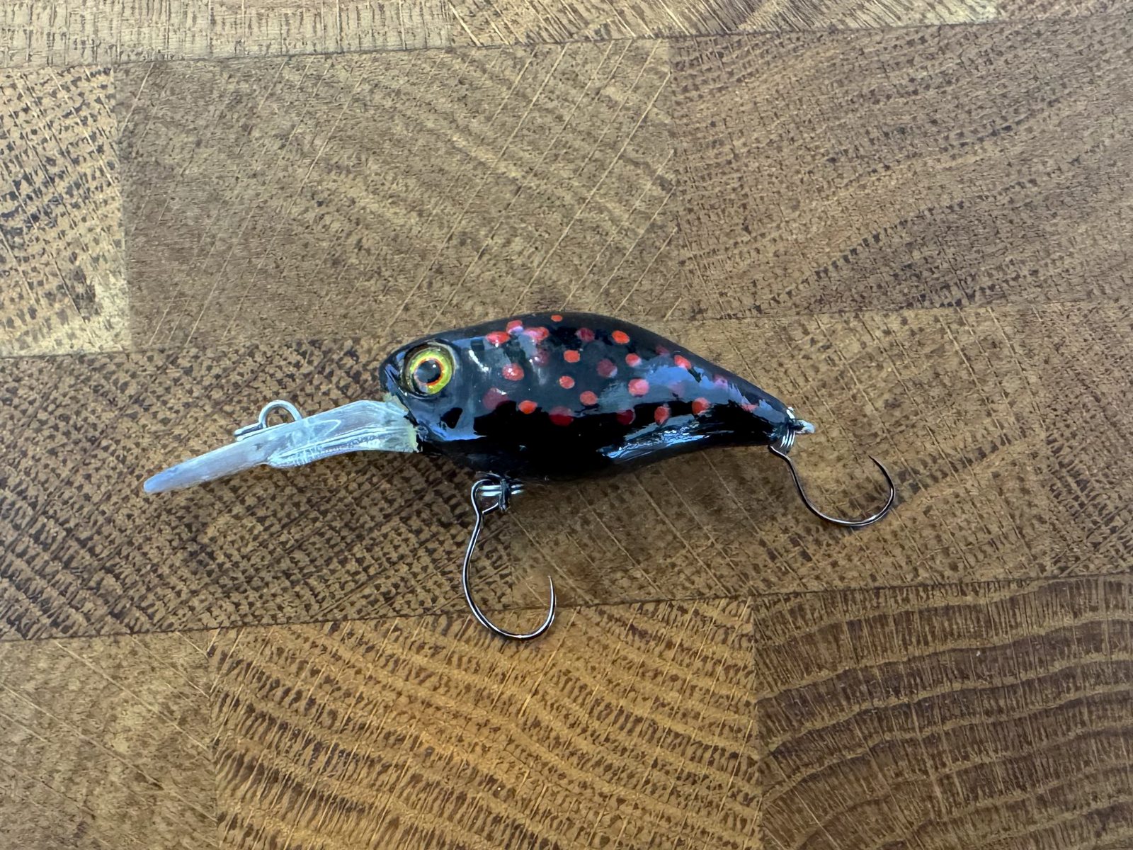 Micro crankbait Diving Chubby 38F d’Illex, noir à points rouges