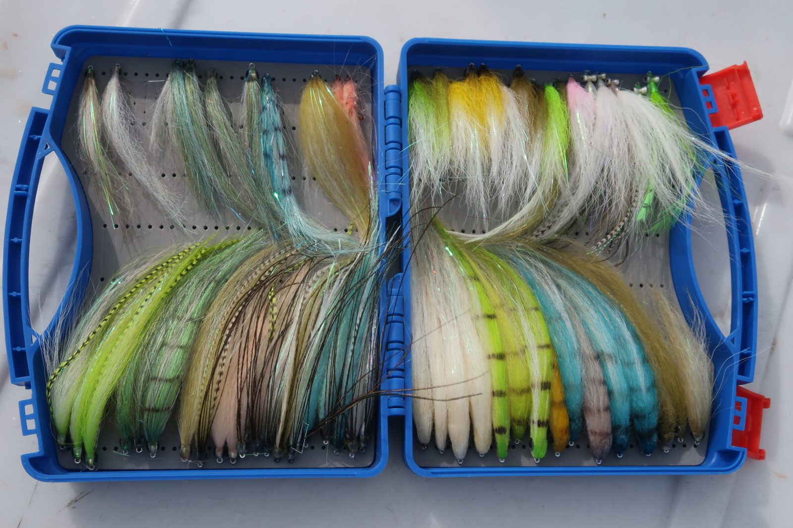Boîte de streamers pour le bar, imitations de lançons et de petits poissons blancs et verts