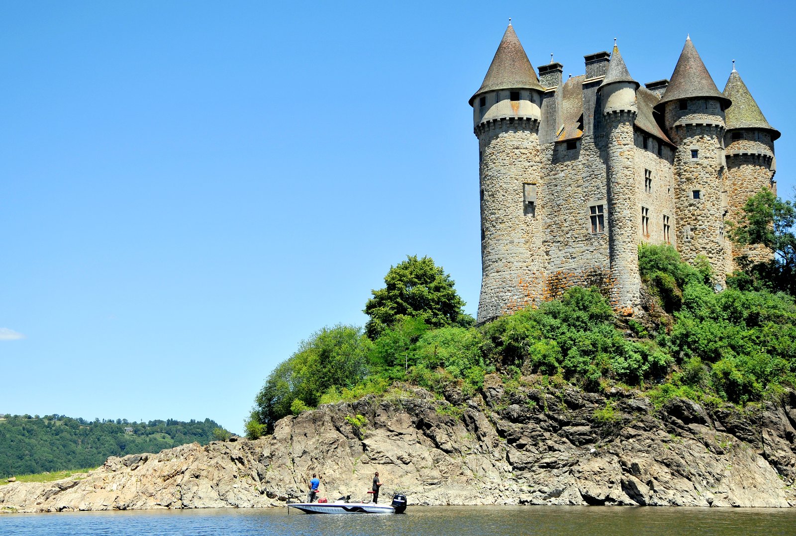 Bateau de pêche aux carnassiers sous le château de Val, sur la retenue de Bort-les-Orgues en Corrèze