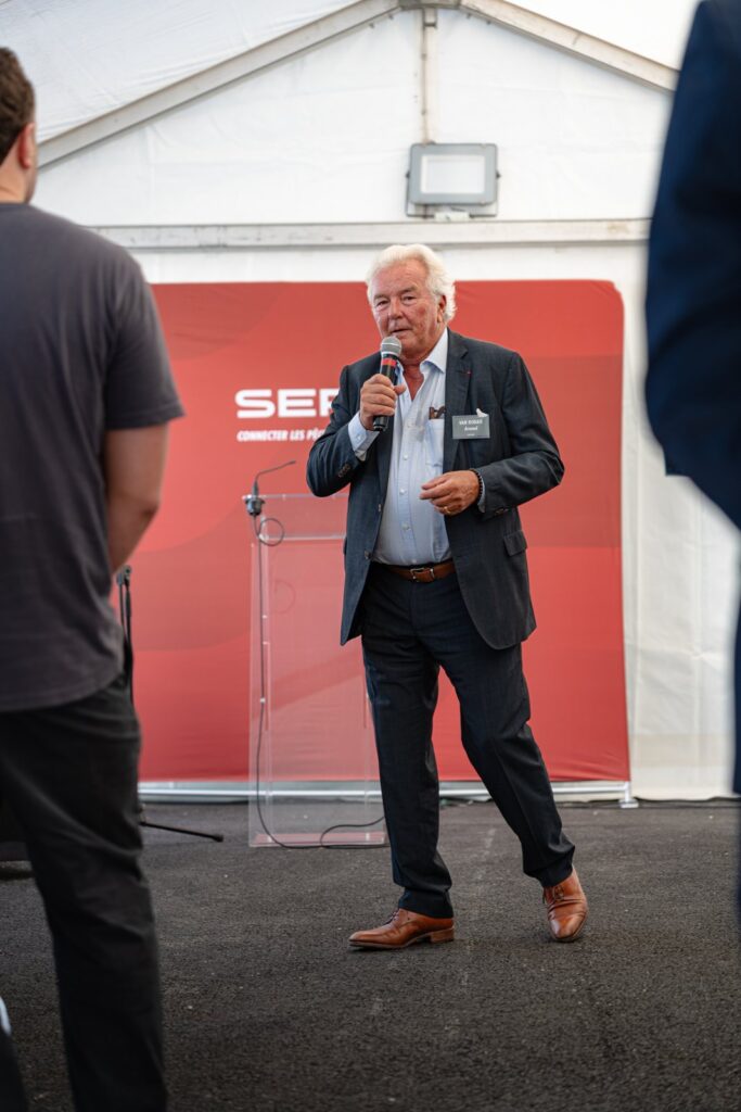 Arnaud Van Robais, président du Groupe Rivolier, au micro lors de l'inauguration de la SERT