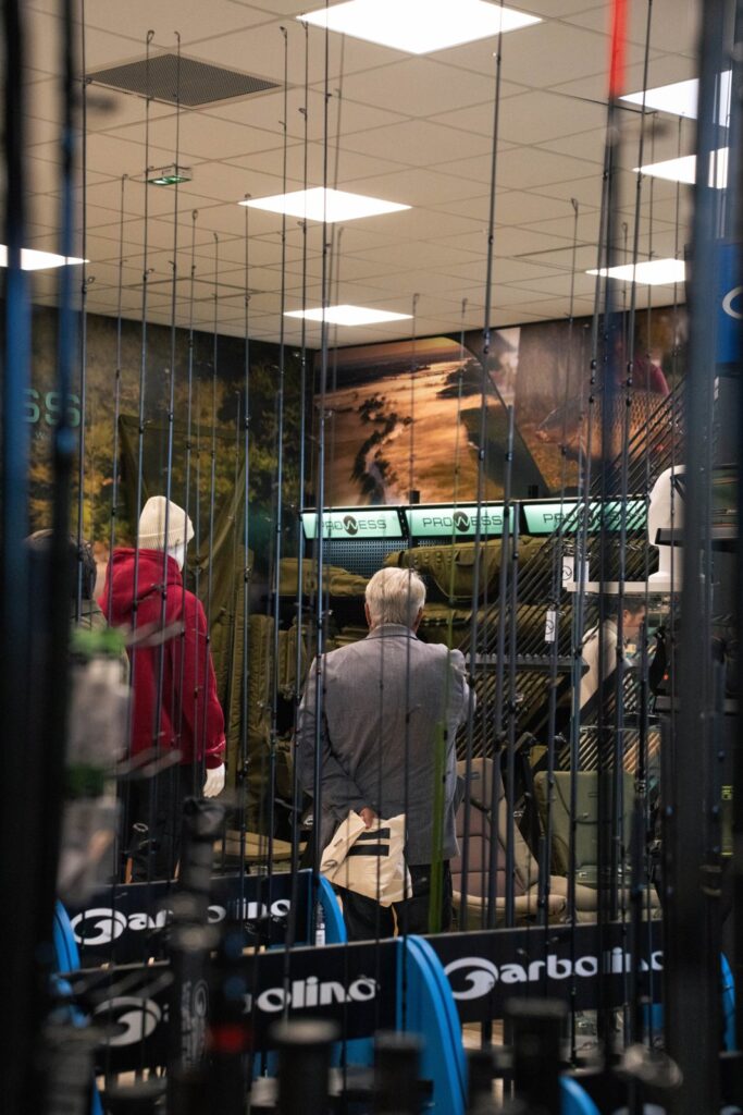 Visiteurs dans le showroom de la SERT entre les cannes Garbolino et les équipements Prowess