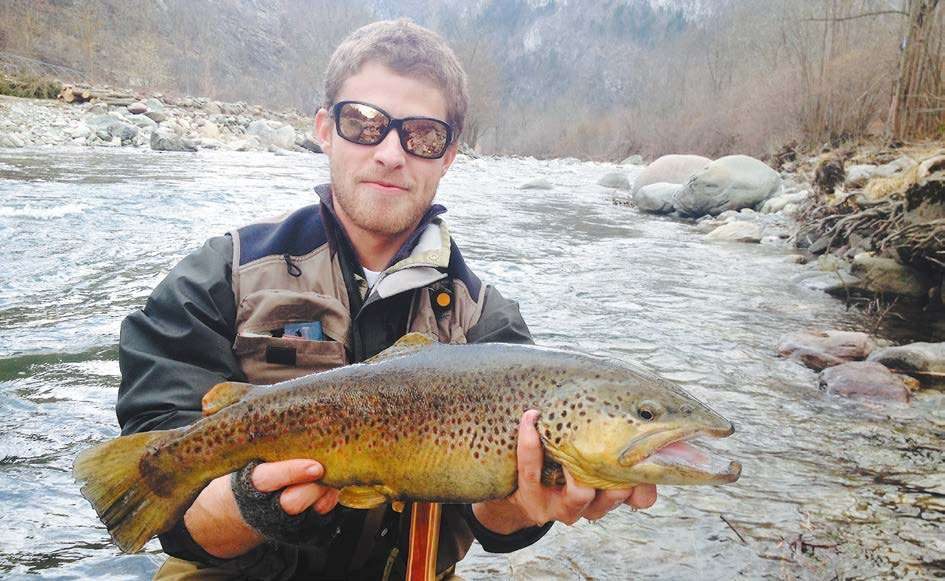 elle truite prise à la mouche noyée en rivière